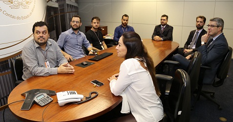 Equipe da DTI apresentou o portal de dados abertos para o presidente do TCEMG, Cláudio Terrão (Foto: João Manuel Cerqueira)